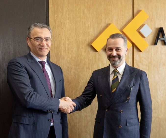 Türk Altın ve AzerGold yöneticilerinin tokalaşması